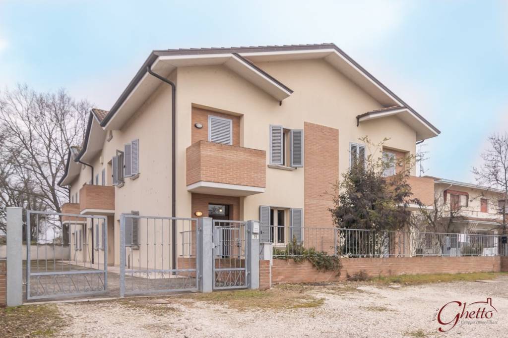 casa indipendente in vendita a Cento in zona Casumaro