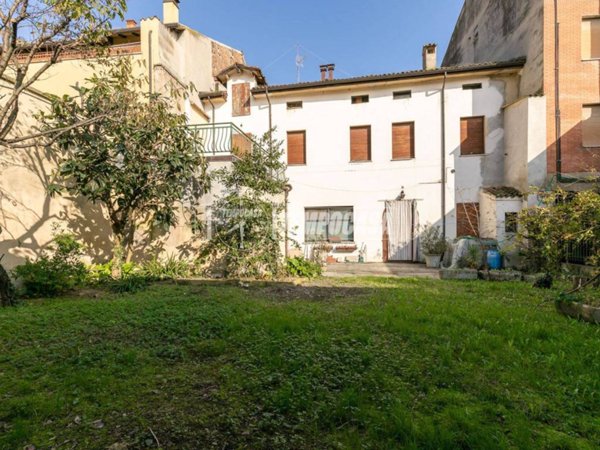 casa indipendente in vendita a Cento
