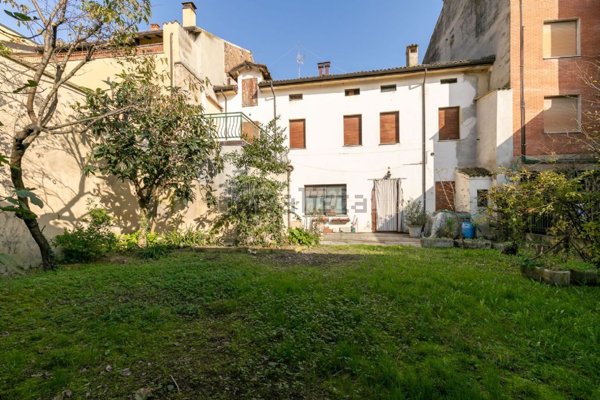 casa indipendente in vendita a Cento