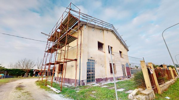 casa indipendente in vendita a Cento in zona Buonacompra
