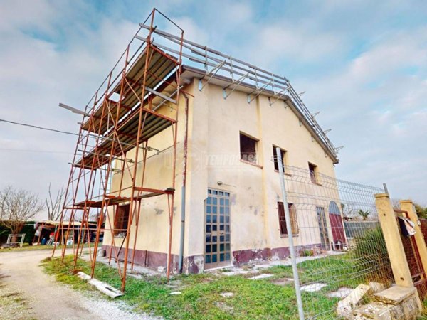 casa indipendente in vendita a Cento in zona Buonacompra