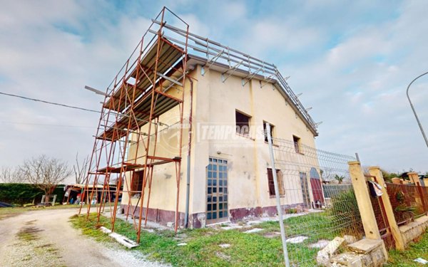 casa indipendente in vendita a Cento in zona Buonacompra