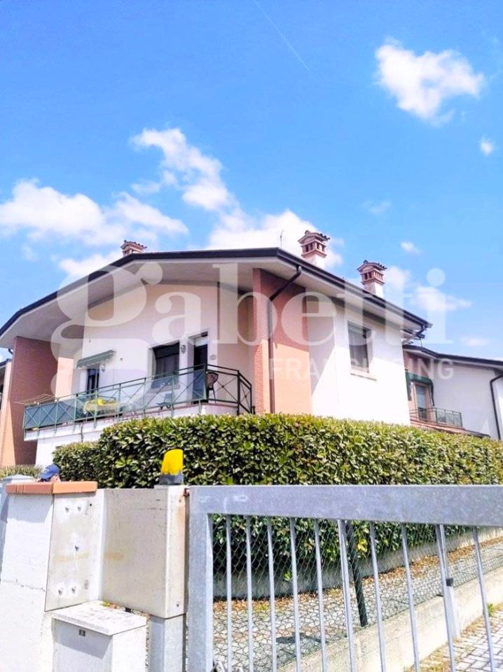 appartamento in vendita a Cento in zona Corporeno