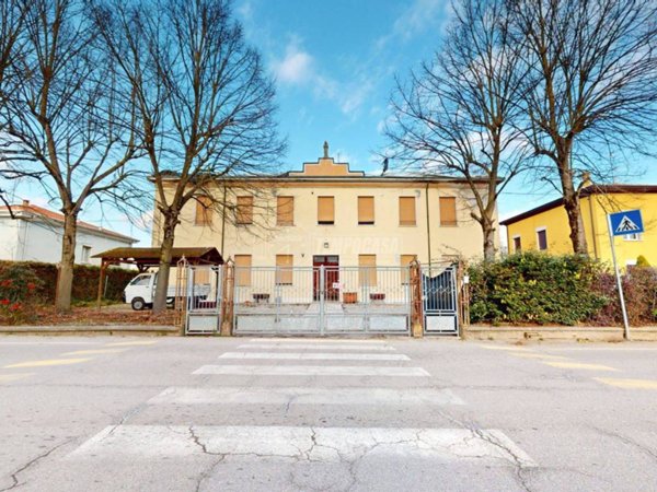 appartamento in vendita a Cento in zona XII Morelli