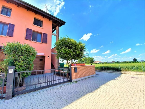 casa indipendente in vendita a Cento in zona Renazzo