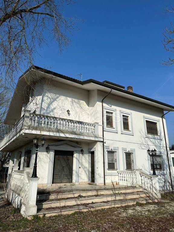 casa indipendente in vendita a Cento