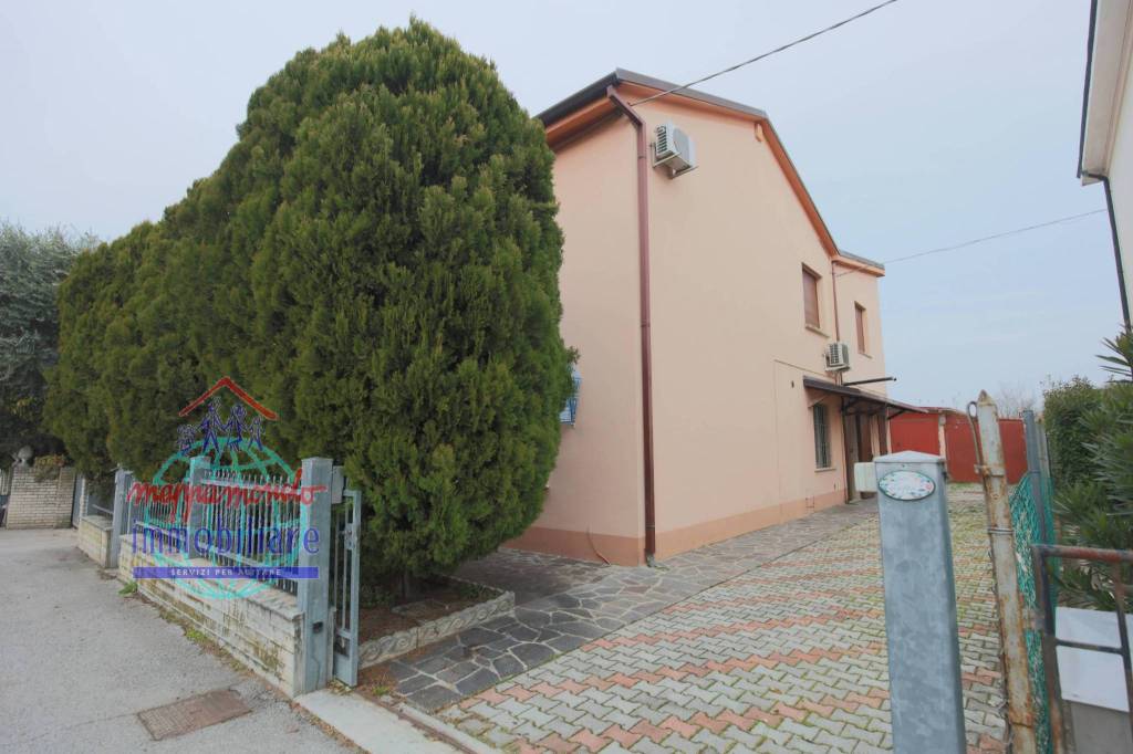 casa indipendente in vendita a Cento in zona Buonacompra