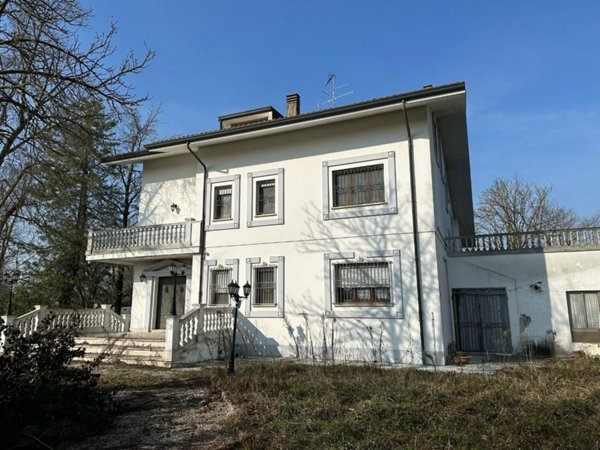 casa indipendente in vendita a Cento