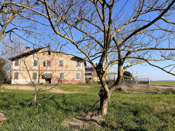 casale in vendita a Cento in zona Casumaro