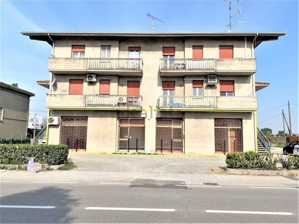 negozio in vendita a Cento in zona Renazzo