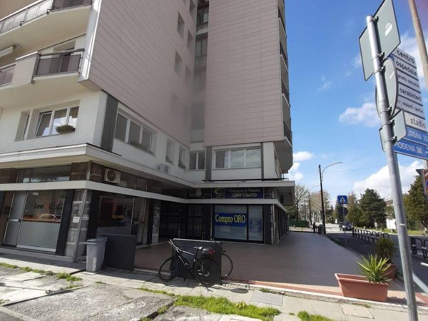 negozio in vendita a Cento