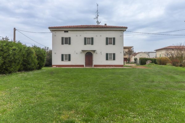 casa indipendente in vendita a Cento