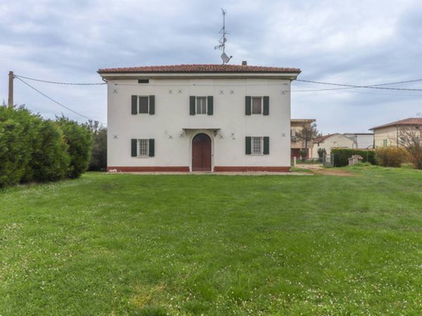 casa indipendente in vendita a Cento