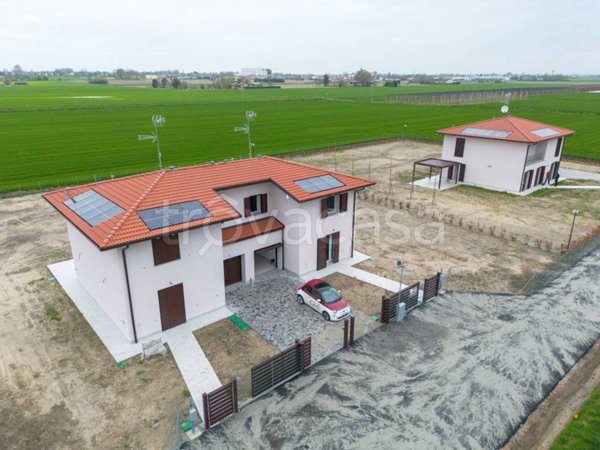casa indipendente in vendita a Cento
