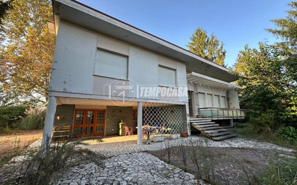 casa indipendente in vendita a Cento in zona Molino Albergati