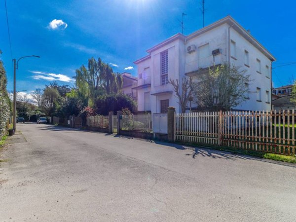 casa indipendente in vendita a Cento