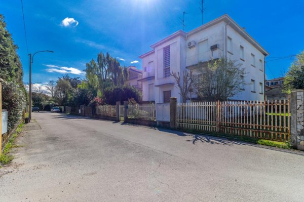 casa indipendente in vendita a Cento