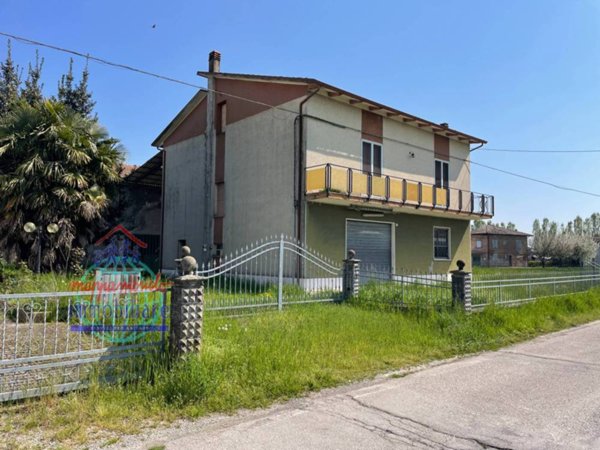 casa indipendente in vendita a Cento in zona XII Morelli