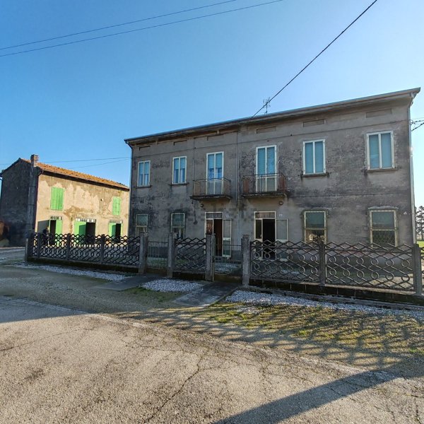 casa indipendente in vendita a Cento