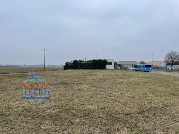 locale di sgombero in vendita a Cento in zona Renazzo