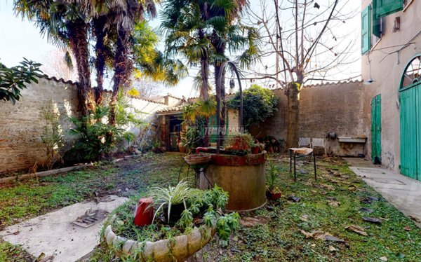 casa indipendente in vendita a Cento
