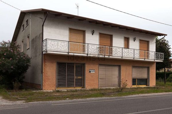 appartamento in vendita a Cento in zona Casumaro