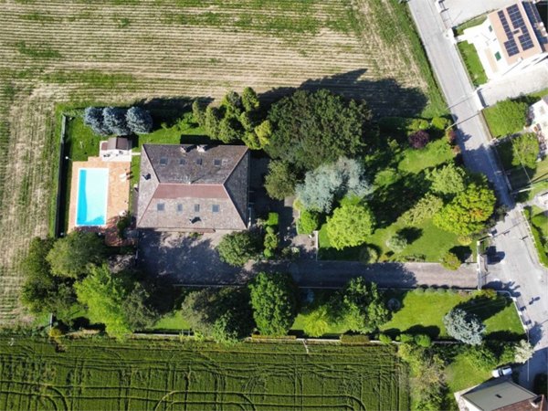 casa indipendente in vendita a Cento