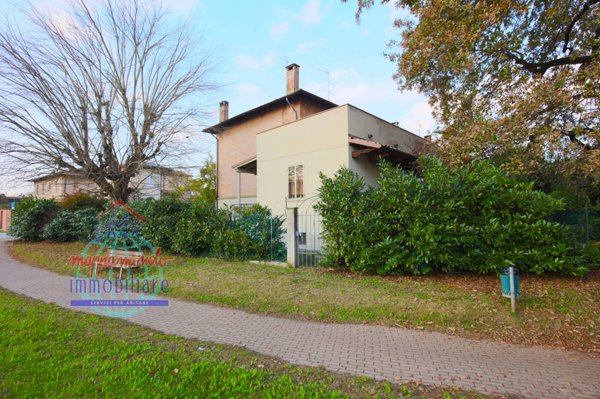 casa indipendente in vendita a Cento