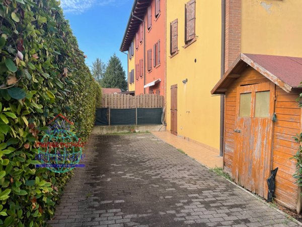 casa indipendente in vendita a Cento in zona XII Morelli