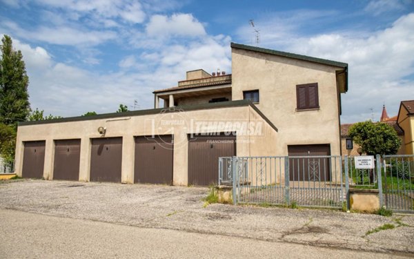 appartamento in vendita a Cento in zona Casumaro