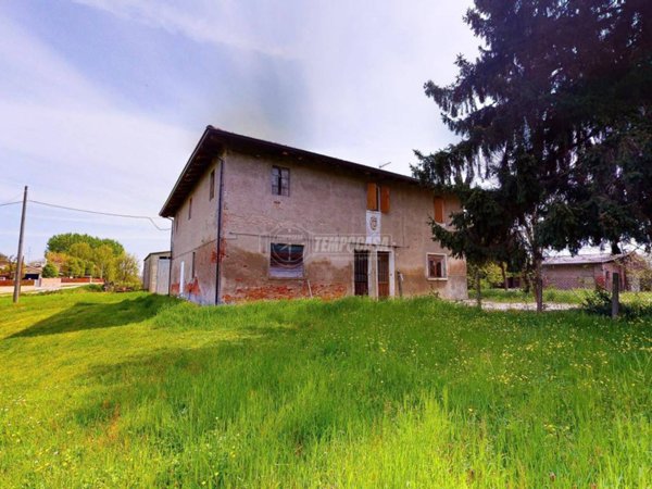 casa indipendente in vendita a Cento