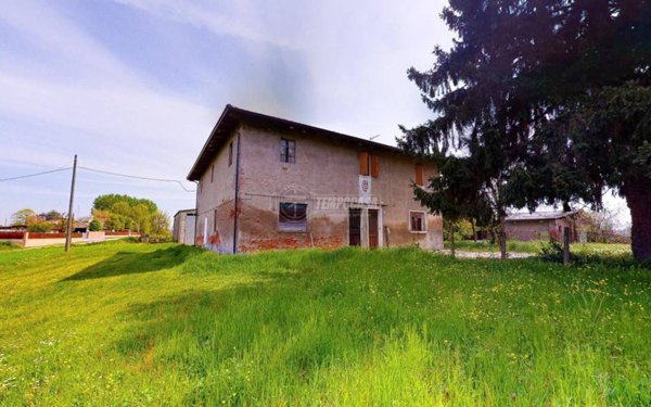 casa indipendente in vendita a Cento
