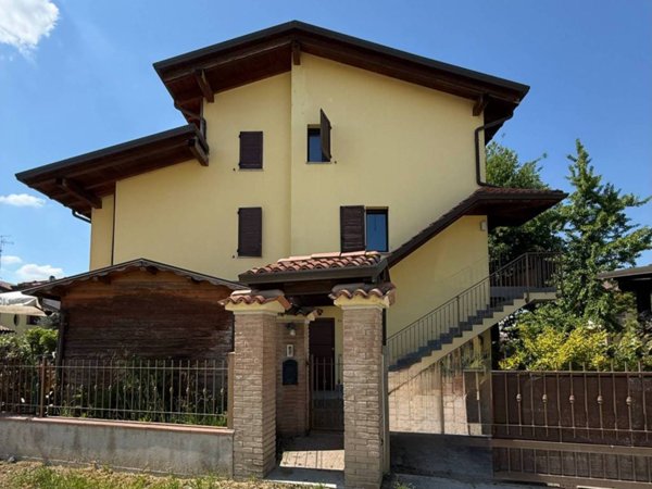 casa indipendente in vendita a Cento