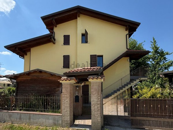casa indipendente in vendita a Cento
