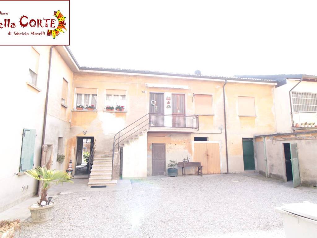 casa indipendente in vendita a Cento