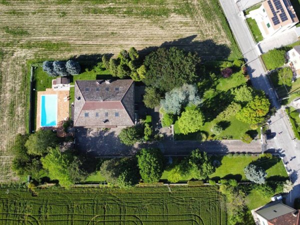 casa indipendente in vendita a Cento