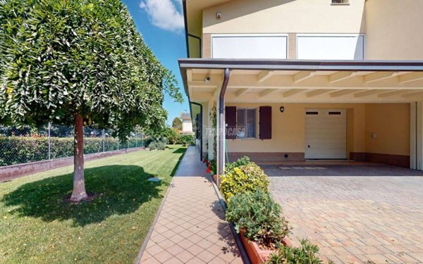 casa indipendente in vendita a Cento in zona Renazzo