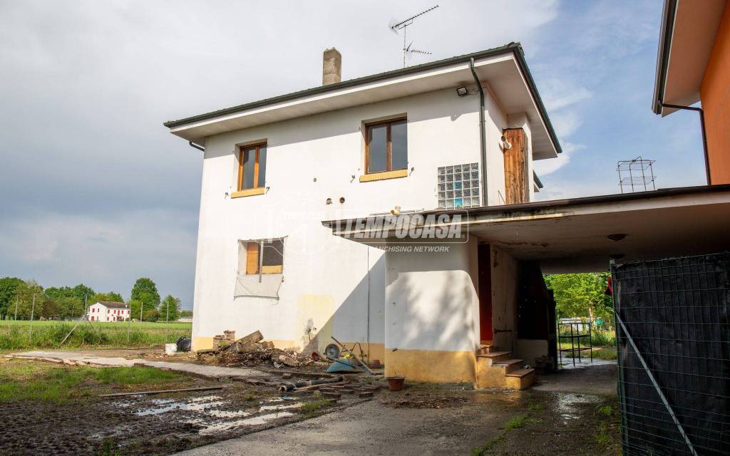 casa indipendente in vendita a Cento in zona Renazzo