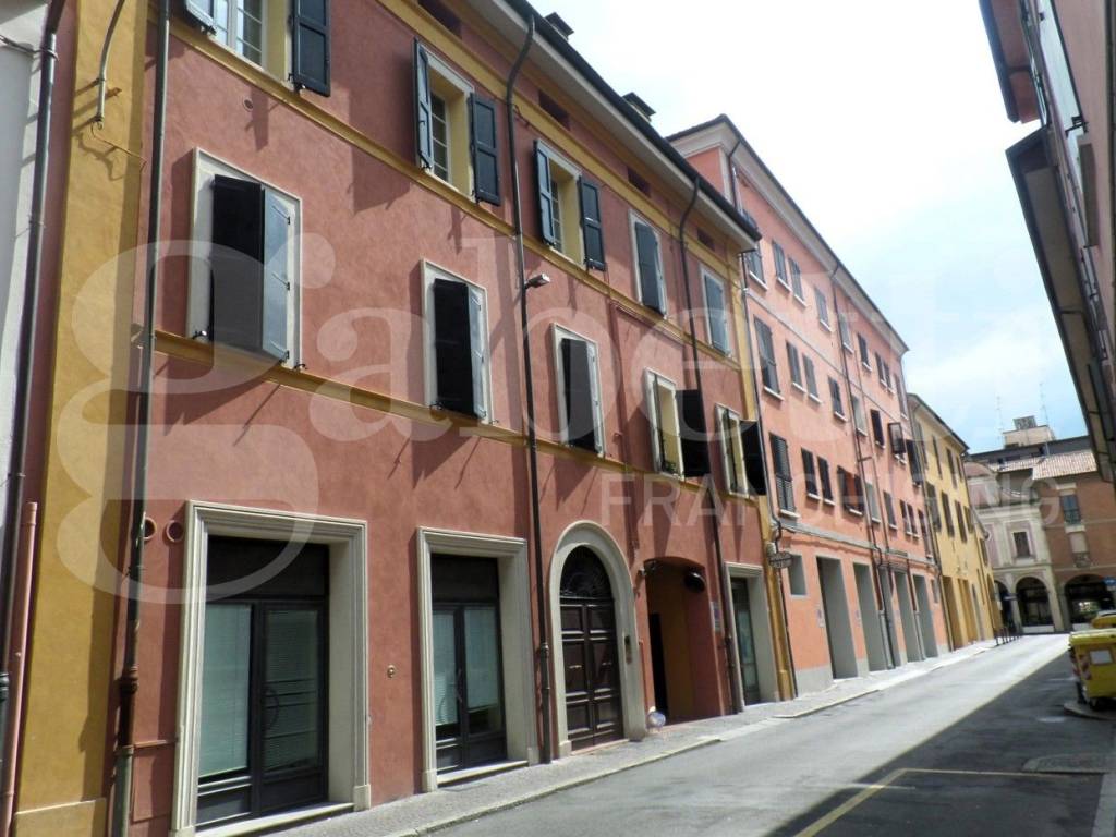 negozio in vendita a Cento