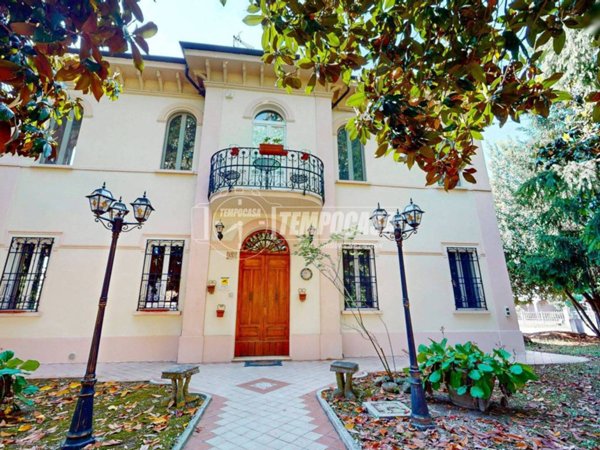 casa indipendente in vendita a Cento in zona Casumaro