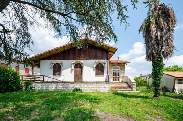casa indipendente in vendita a Cento in zona XII Morelli