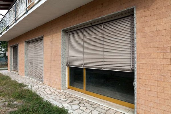 negozio in vendita a Cento in zona Casumaro