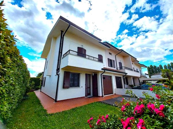 casa indipendente in vendita a Cento in zona Renazzo