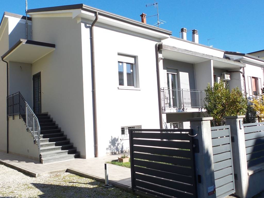 casa indipendente in vendita a Cento