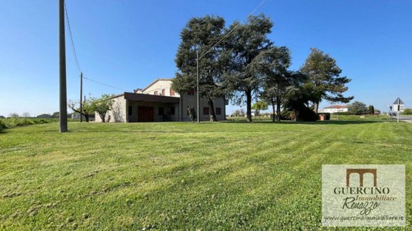 casa indipendente in vendita a Cento in zona XII Morelli