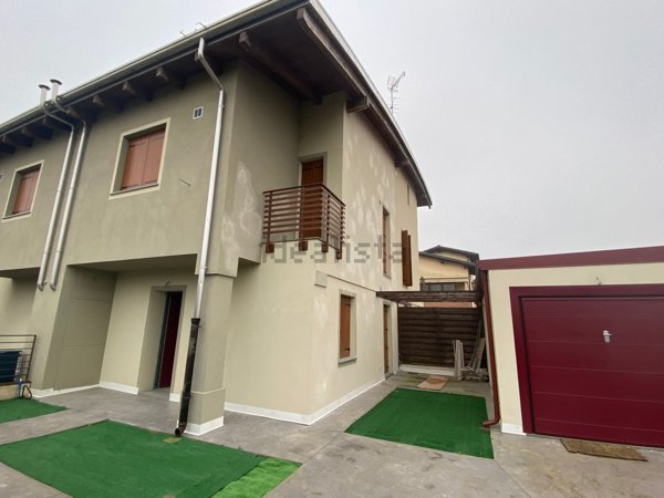 casa indipendente in vendita a Cento
