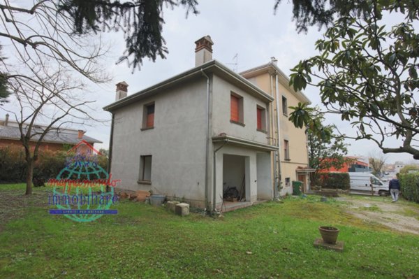 casa indipendente in vendita a Cento