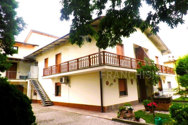 casa indipendente in vendita a Cento in zona XII Morelli