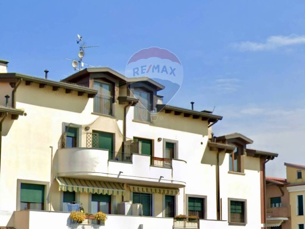 appartamento in vendita a Cento in zona Corporeno