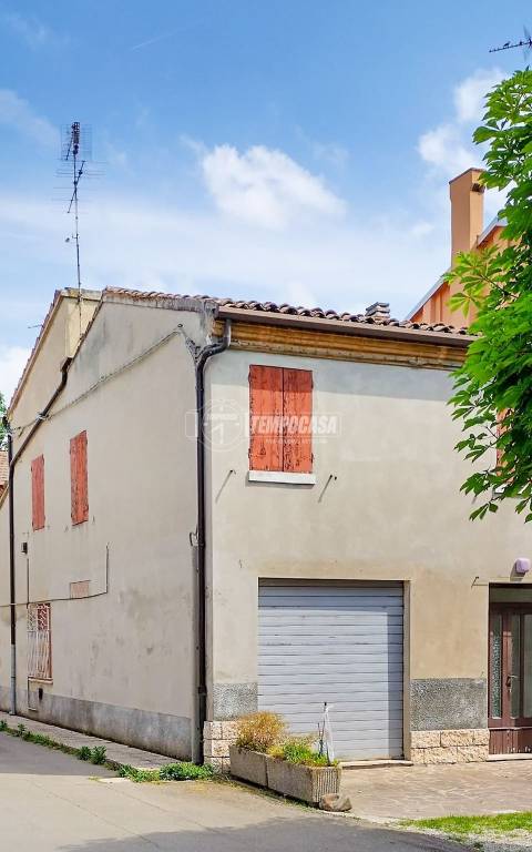 casa indipendente in vendita a Cento in zona Casumaro